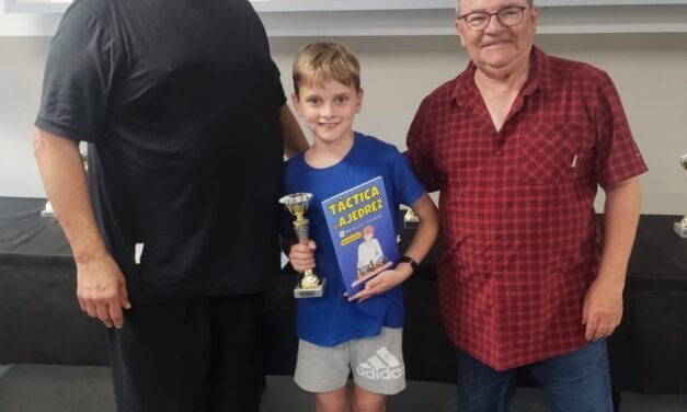Martí Horta rep el premi infantil a l’Obert de Blanes